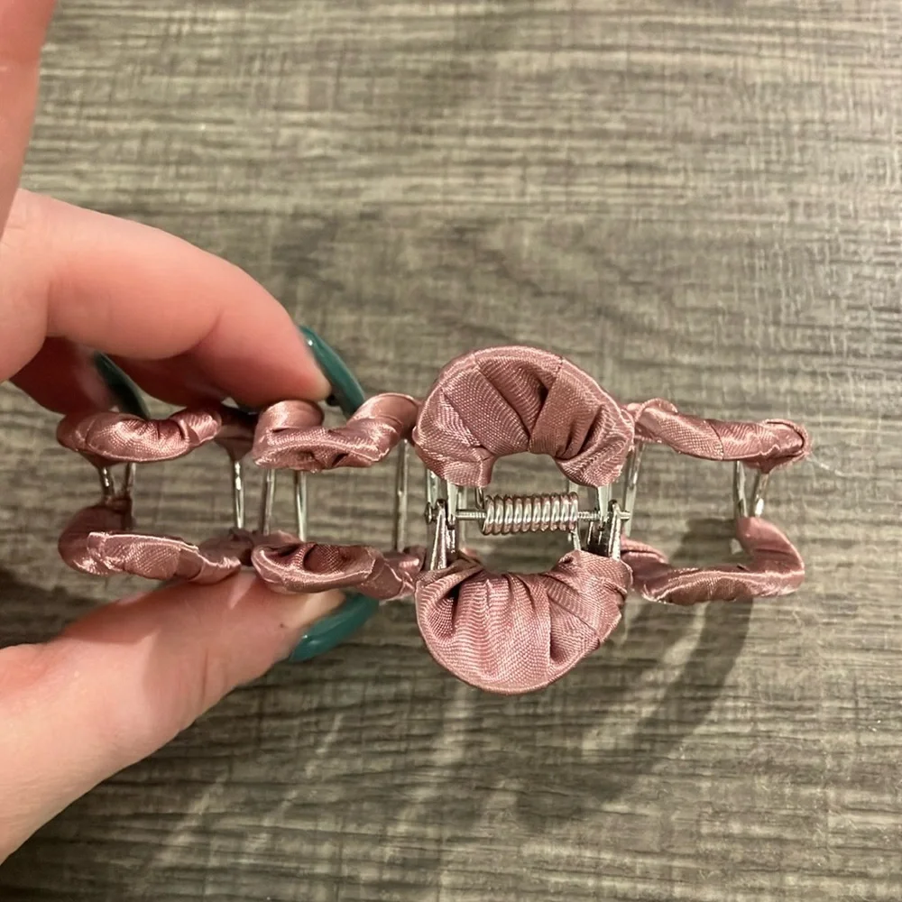 Wavy Claw Clip Rose
